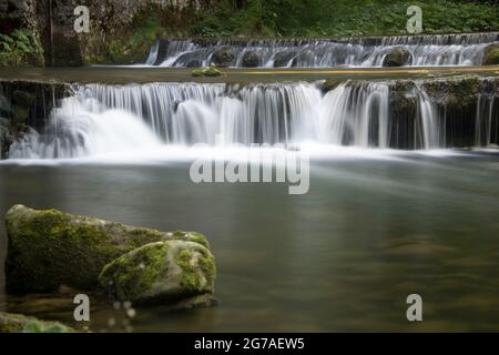Orbe-Wasserlauf im Waadtländer Jura Stockfoto