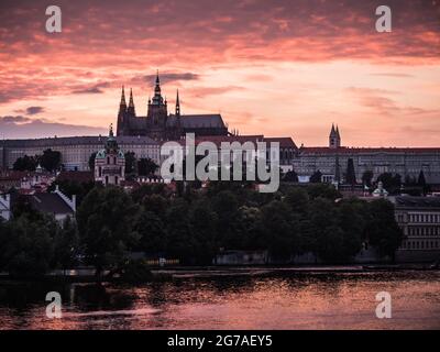 St.-Veits-Kathedrale oder Katedrala Svateho Vita auf der Moldau in Prag, Tschechische Republik bei Pink Sunset Stockfoto