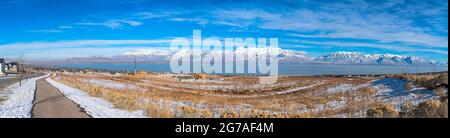 Ein Panoramablick auf die verschneiten wasatch-Berge mit dem klaren blauen Himmel im Hintergrund Stockfoto