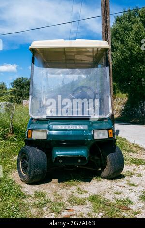 Grüner Golfbuggy mit einer Slogan-Botschaft auf der Vorderseite: Das ist das Leben. 2021 Stockfoto