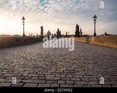 Karlsbrücke über die Moldau in Prag, Tschechische Republik am Morgen Stockfoto