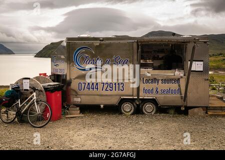 Eine HDR-Aufnahme im Sommer 3 von Taste n' Sea, einem Catering-Trailer am Straßenrand auf der A895 in Blowglass, Isle of Harris, Schottland. 23. Juni 2021 Stockfoto