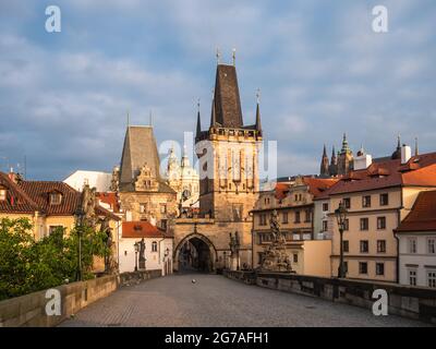 Der kleine Stadtbrücke Turm namens Malostranske Mostecke Veze auf der Karlsbrücke in Prag, Tschechische Republik am Morgen Stockfoto