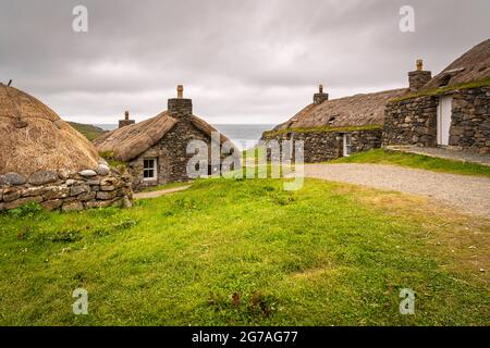 Eine HDR-Aufnahme mit 3 Aufnahmen von Ba Gearrannan Blackhouse Village. Ein restauriertes traditionelles Dorf auf der Isle of Lewis, Äußere Hebriden, Schottland. 23. Juni 2021 Stockfoto