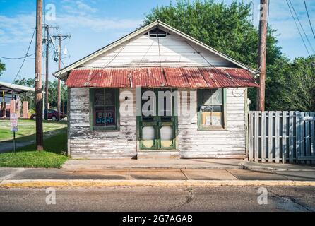 Breaux Bridge, Louisiana, Usa - Juli 16 2009: Altes, Heruntergekommenes Holzhaus Im Südlichen Stil Stockfoto