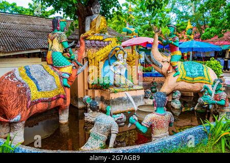 Phra Mae Thorani Elefanten und Tempelwächter Yaksha Statuen Skulpturen im Wat Phra Yai Big Buddha Tempel auf Koh Samui Insel Thailand. Stockfoto