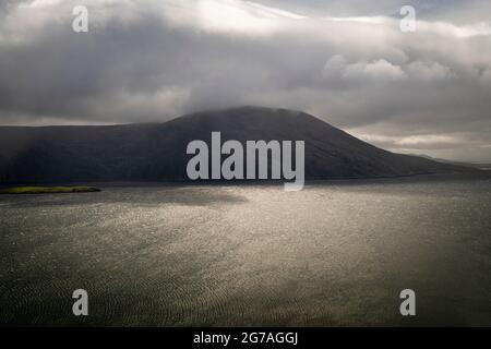 Eine HDR-Aufnahme im Sommer 3 von West Loch Tarbert, Loch A Siar, aus Aird am Tolmachain, Isle of Harris, Western Isles, Schottland. 24. Juni 2021 Stockfoto