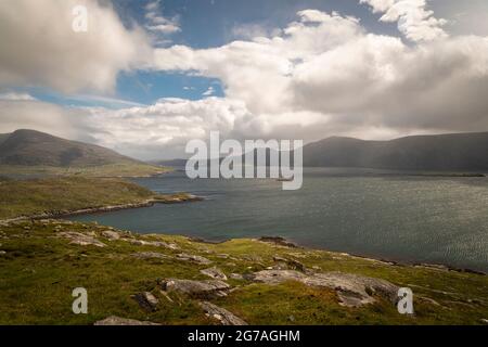 Eine HDR-Aufnahme im Sommer 3 von West Loch Tarbert, Loch A Siar, aus Aird am Tolmachain, Isle of Harris, Western Isles, Schottland. 24. Juni 2021 Stockfoto