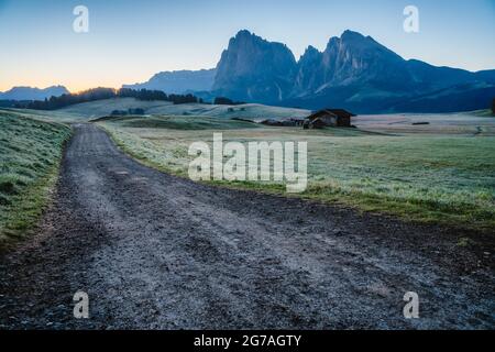 Straße und Sonnenaufgang in den italienischen Dolomiti Alpen. Lage der Seiser Alm, Provinz Bozen, Südtirol, Italien, Europa Stockfoto