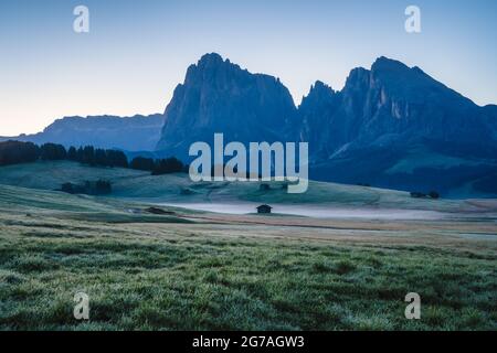 Sonnenaufgang in den italienischen Dolomiten. Bodennebel auf der Seiser Alm, Provinz Bozen, Südtirol, Italien, Europa Stockfoto