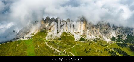 Luftpanorama von Pices de Cir - Cirspitzen. Panorama in den Dolomiten Mountanis in Südtirol Italien. Bergrücken mit schönen Wolken, grüne almwiesen an einem Sommertag Stockfoto