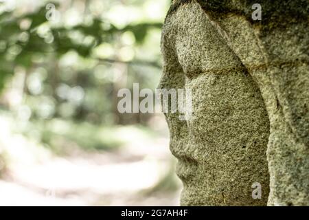 NORDBÖHMEN, TSCHECHIEN, JUNI 06 2021, Porträt eines in den Fels gehauenen heiligen. Stockfoto