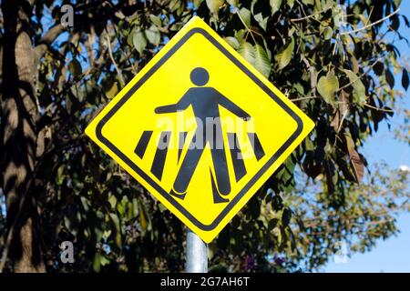 Fußgängerüberweg - gelbes Verkehrszeichen, das den Fußgängerüberweg signalisiert Stockfoto