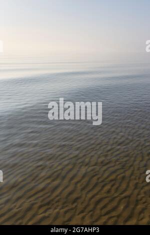 Europa, Dänemark, Nordjütland. Heller Dunst über der Ostsee am frühen Morgen. Stockfoto