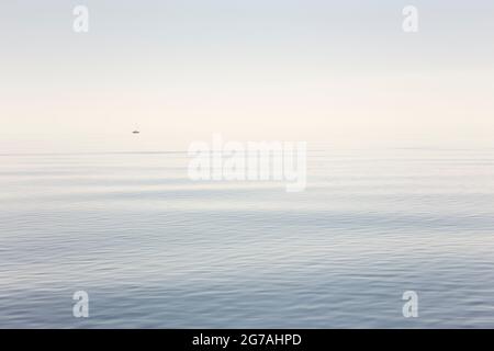 Europa, Dänemark, Nordjütland. Ein Segelschiff im hellen Dunst der Ostsee am frühen Morgen. Stockfoto