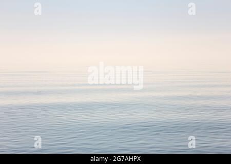 Europa, Dänemark, Nordjütland. Heller Dunst über der Ostsee am frühen Morgen. Stockfoto