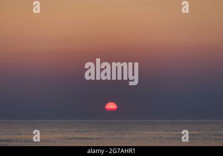 Europa, Dänemark, Nordjütland. Sonnenuntergang über der Nordsee. Stockfoto