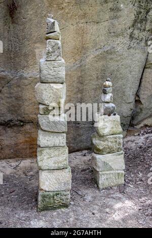 Steine in einem Turm in der Natur mit Felsen angeordnet. Stockfoto