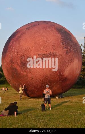 Brünn, Tschechische Republik. Juli 2021. Ein riesiges aufblasbares Modell des Planeten Mars wird am 12. Juli 2021 von der Sternwarte und dem Planetarium in Brünn auf dem Kuhberg in Brünn, Tschechien, ausgestellt. Quelle: Igor Zehl/CTK Photo/Alamy Live News Stockfoto