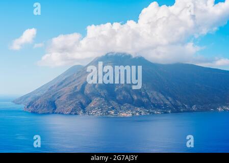 Blick auf die Insel Salina von Quattropanni belvedere, Lipari Insel, Äolischen Inseln, Sizilien, Italien Stockfoto