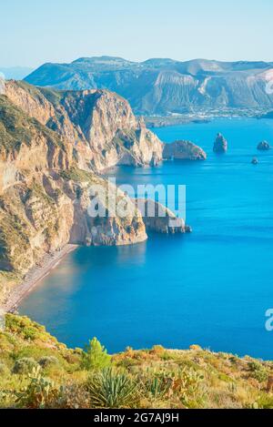 Blick auf Lipari und Vulcano Insel von Belvedere Quattrocchi, Lipari Insel, Äolischen Inseln, Sizilien, Italien Stockfoto