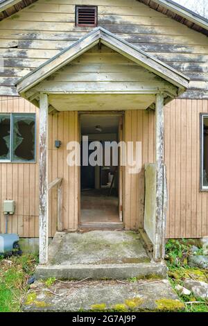 Außenansicht eines alten verlassenen und verfallenen Hauses im US-Bundesstaat Washington Stockfoto