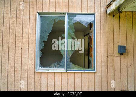 Zerbrochene Gläser am Fenster eines alten verlassenen Hauses im Staat Washington Stockfoto
