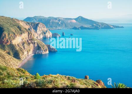 Blick auf Lipari und Vulcano Insel von Belvedere Quattrocchi, Lipari Insel, Äolischen Inseln, Sizilien, Italien Stockfoto