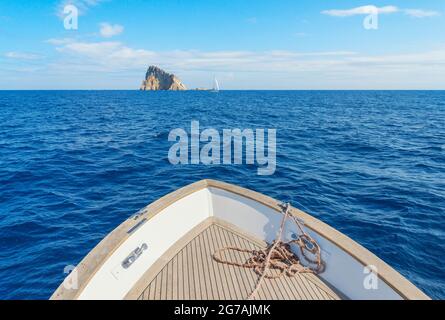 Segeln auf den Klippen von Basiluzzo, Panarea, Äolischen Inseln, Sizilien, Italien Stockfoto