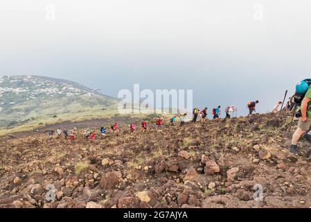 Menschen, die auf den Vulkan Stromboli, Stromboli, Äolische Inseln, Sizilien, Italien wandern Stockfoto