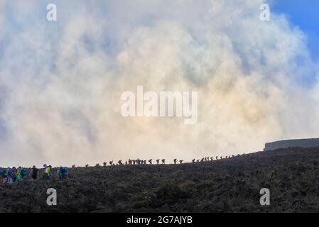 Menschen, die auf den Vulkan Stromboli, Stromboli, Äolische Inseln, Sizilien, Italien wandern Stockfoto