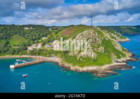 Luftdrohnenaufnahme der Bucht Bonne Nuit und der angrenzenden Klippen bei Flut im Sonnenschein. Jersey, Kanalinseln Stockfoto