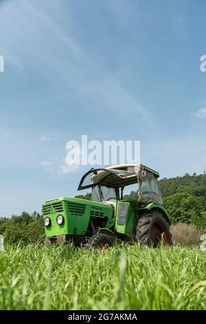 Breuberg, Hessen, Deutschland, Deutz D 4006 Traktor. Hubraum 25826 ccm, 35 ps, Baujahr 1969 Stockfoto