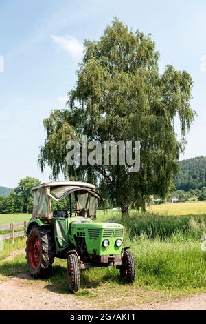 Breuberg, Hessen, Deutschland, Deutz D 4006 Traktor. Hubraum 25826 ccm, 35 ps, Baujahr 1969 Stockfoto