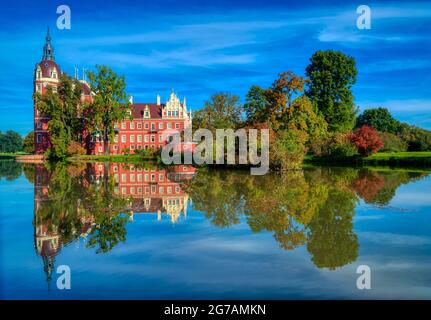 Neues Schloss im Prinz Pücklerpark Bad Muskau, Oberlausitz, Landkreis Görlitz, Sachsen, Deutschland, Europa Stockfoto