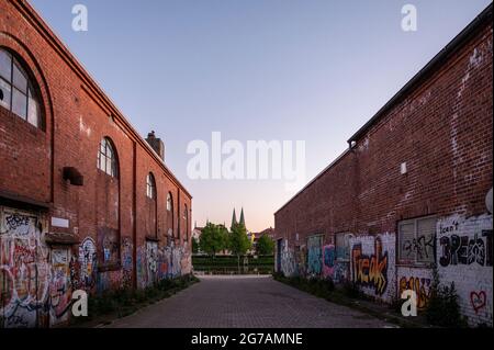 Blick durch alte Geschäftshäuser auf die St. Marien Kirche in Lübeck Stockfoto