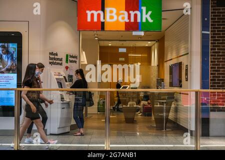 Krakau, Polen. Juli 2021. Maskierte Menschen gehen in einem Einkaufszentrum an einer mBank-Filiale vorbei. (Foto von Omar Marques/SOPA Images/Sipa USA) Quelle: SIPA USA/Alamy Live News Stockfoto