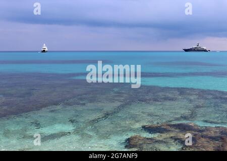 Tropea - Yachts al largo dell'Isola Bella dagli Scogli dei Missaggi Stockfoto