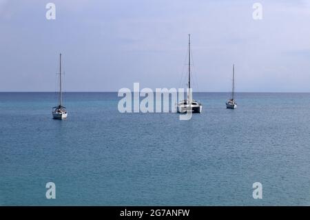 Tropea - Barche dalla Spiaggia della Rotonda al mattino presto Stockfoto