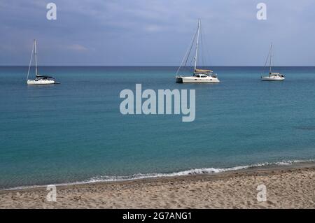 Tropea - Barche dalla Spiaggia della Rotonda Stockfoto