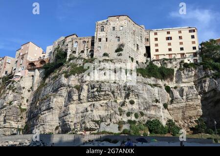 Tropea - Scorcio del borgo dalla spiaggia nel pomeriggio Stockfoto