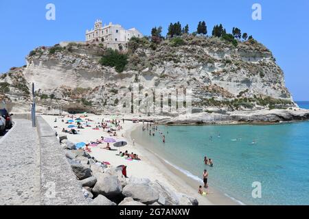 Tropea - Scorcio del Santuario dal lungomare Stockfoto