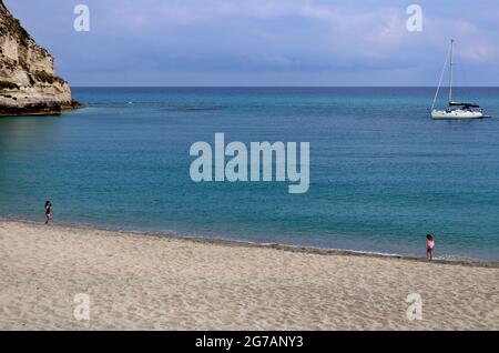 Tropea - Scorcio della Spiaggia della Rotonda la mattina presto Stockfoto