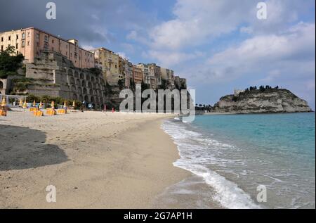 Tropea - Spiaggia della Rotonda al mattino presto Stockfoto