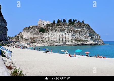 Tropea - Spiaggia della Rotonda da Via Lungomare Stockfoto
