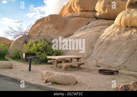 Picknickplatz auf einem Touristencampingplatz im Joshua Tree National Park California Stockfoto