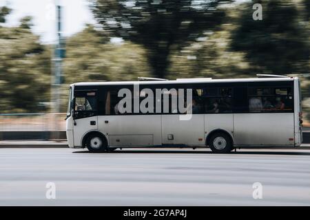 Ukraine, Kiew - 27. Juni 2021: Stadtbus fährt auf der Straße. Redaktionell Stockfoto