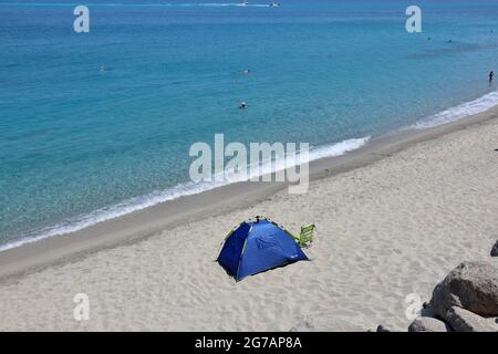 Tropea - Tenda sulla Spiaggia della Rotonda Stockfoto