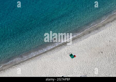 Tropea - Turista alla Spiaggia della Rotonda la mattina Stockfoto