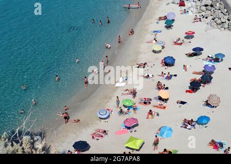 Tropea - Turisti sulla spiaggia dal Santuario Stockfoto